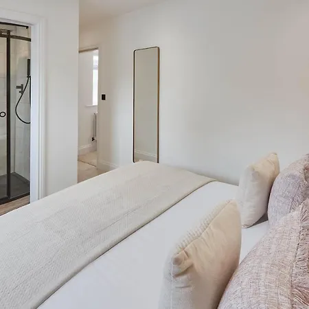 Host & - Abbey Hus Γουίτμπι