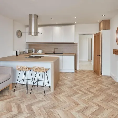 Host & - Abbey Hus * ويتبي