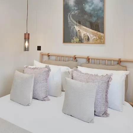 Host & - Abbey Hus ويتبي